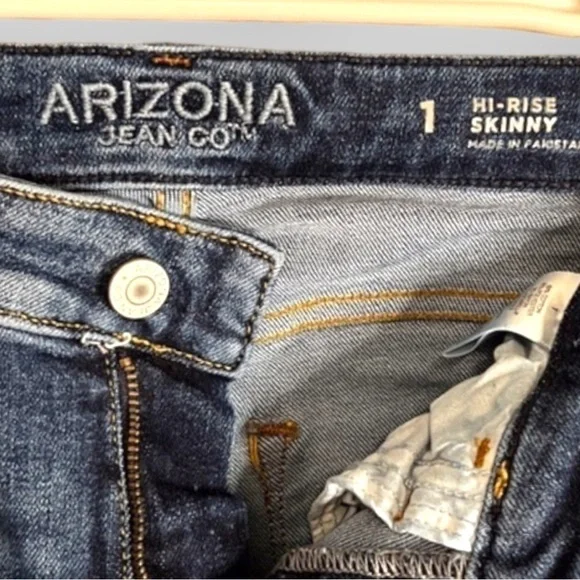 Arizona Junior’s distressed jeggings. New without tags, size 1 - Picture 4 of 4